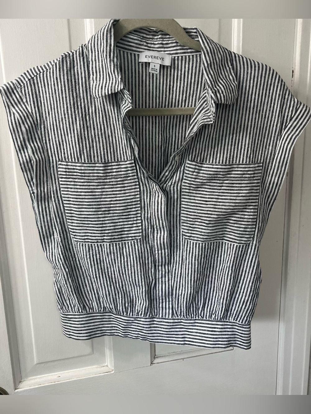 Evereve Lilah Black & White Striped Cap-Sleeve Button Down Blouse. Size Small